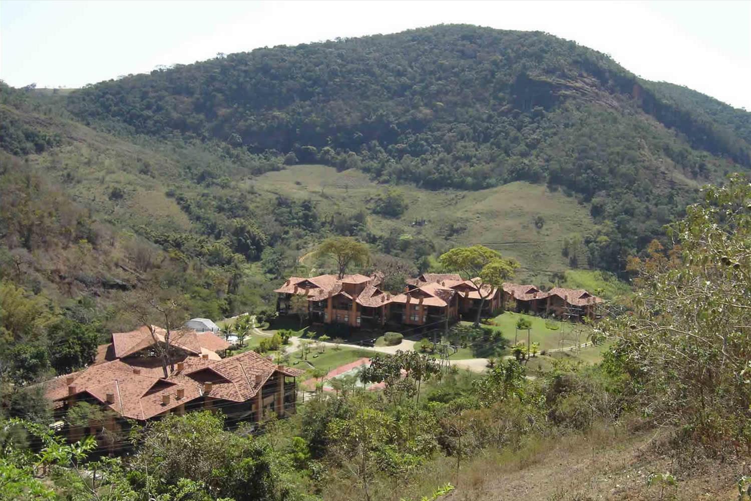 巴西山水之间的木质住宅群-1