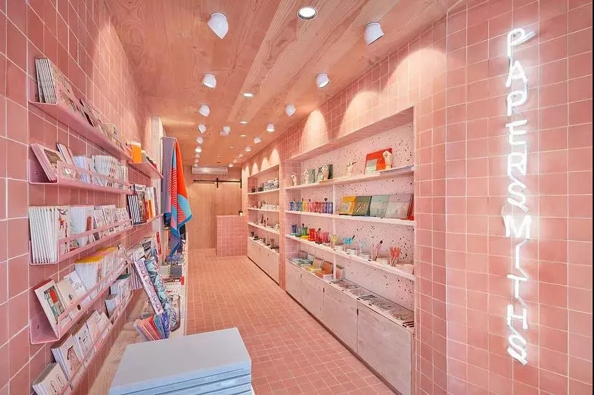 伦敦粉色货柜文具店 设计独特引人入胜-4