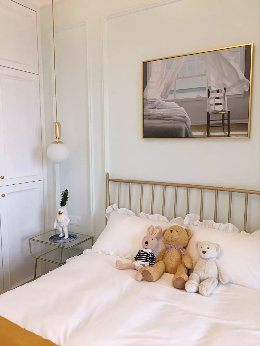 轻奢风卧室设计，黄铜色床铺打造高档氛围-13