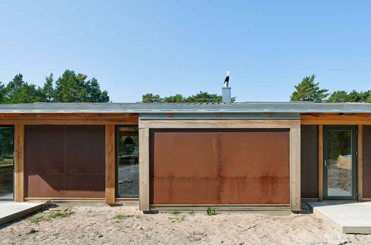 哥特兰海景度假屋 | 垂直木结构与大海的完美融合-22