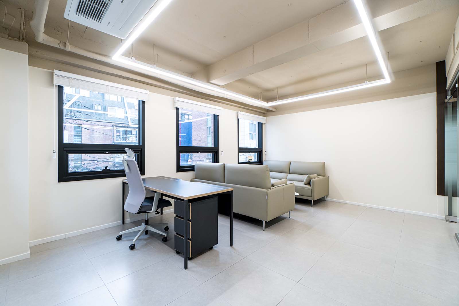 白色与木色的极简共享办公室-14