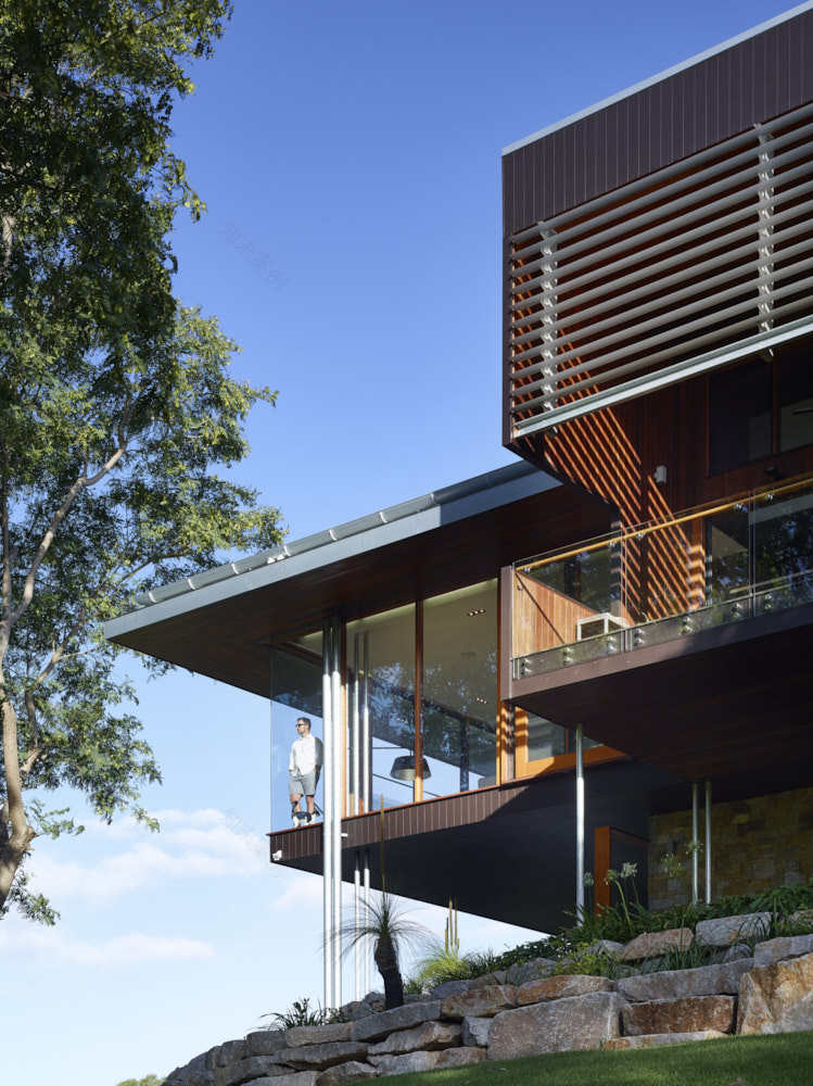 鹿 hurst 别墅 | 现代主义倾向的透明与坚实之作-7