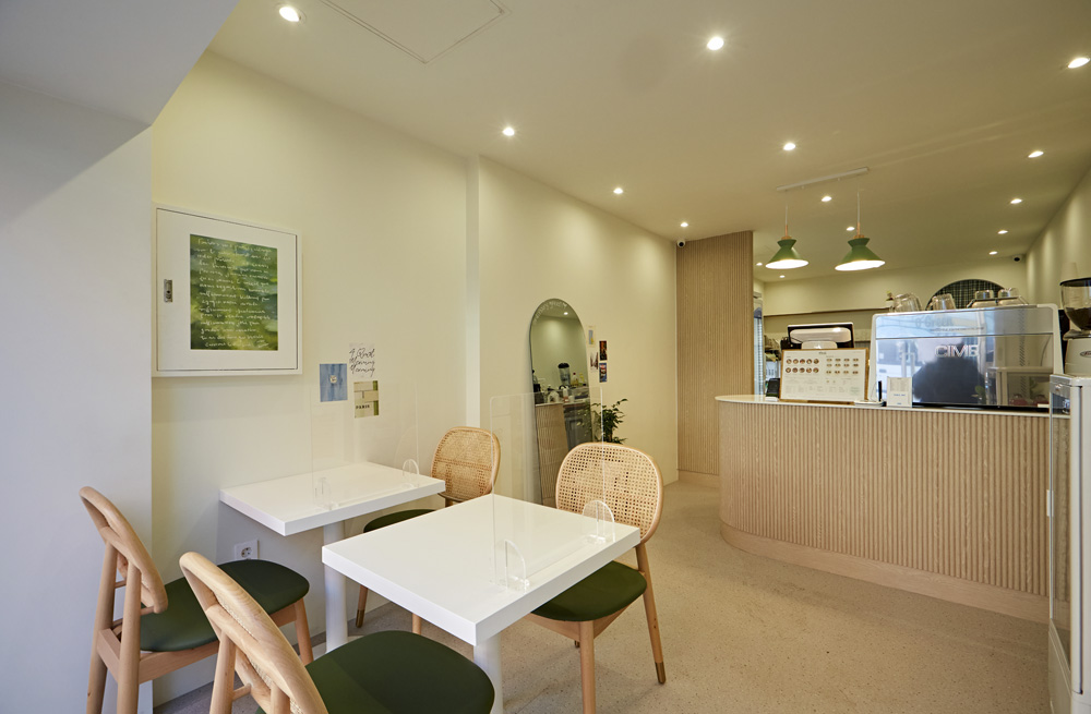 简约 13 坪咖啡厅，白色与原木打造温馨空间-4