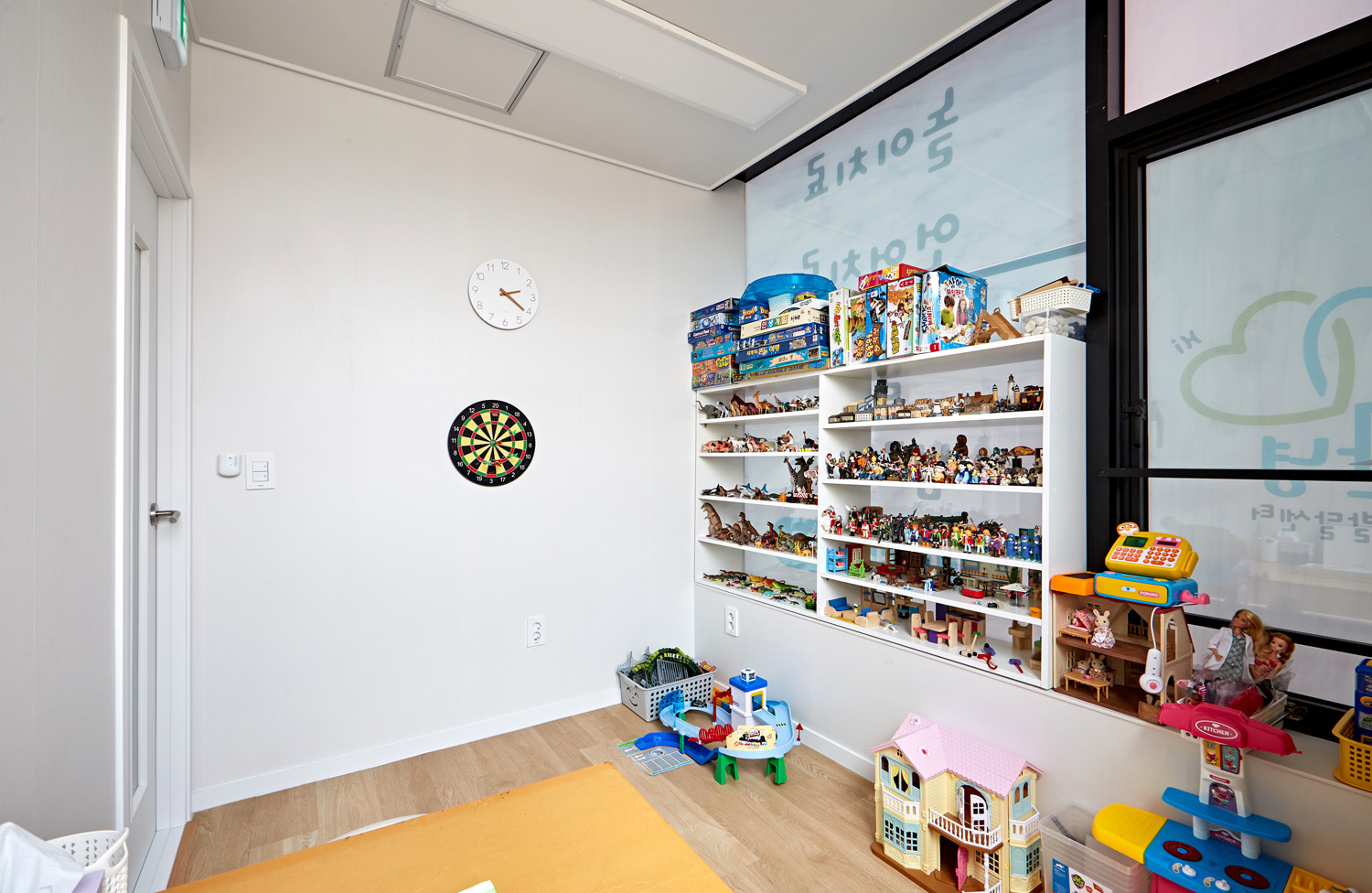 24 平米儿童发展中心，极简设计展现无限可能-11