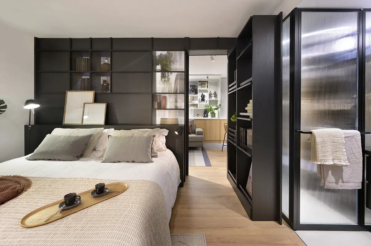 黑色图书馆墙设计，52m2 公寓变身超英雄收藏之家-12