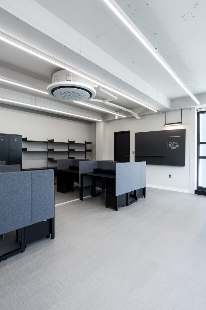 极简黑白调，办公空间设计典范-2