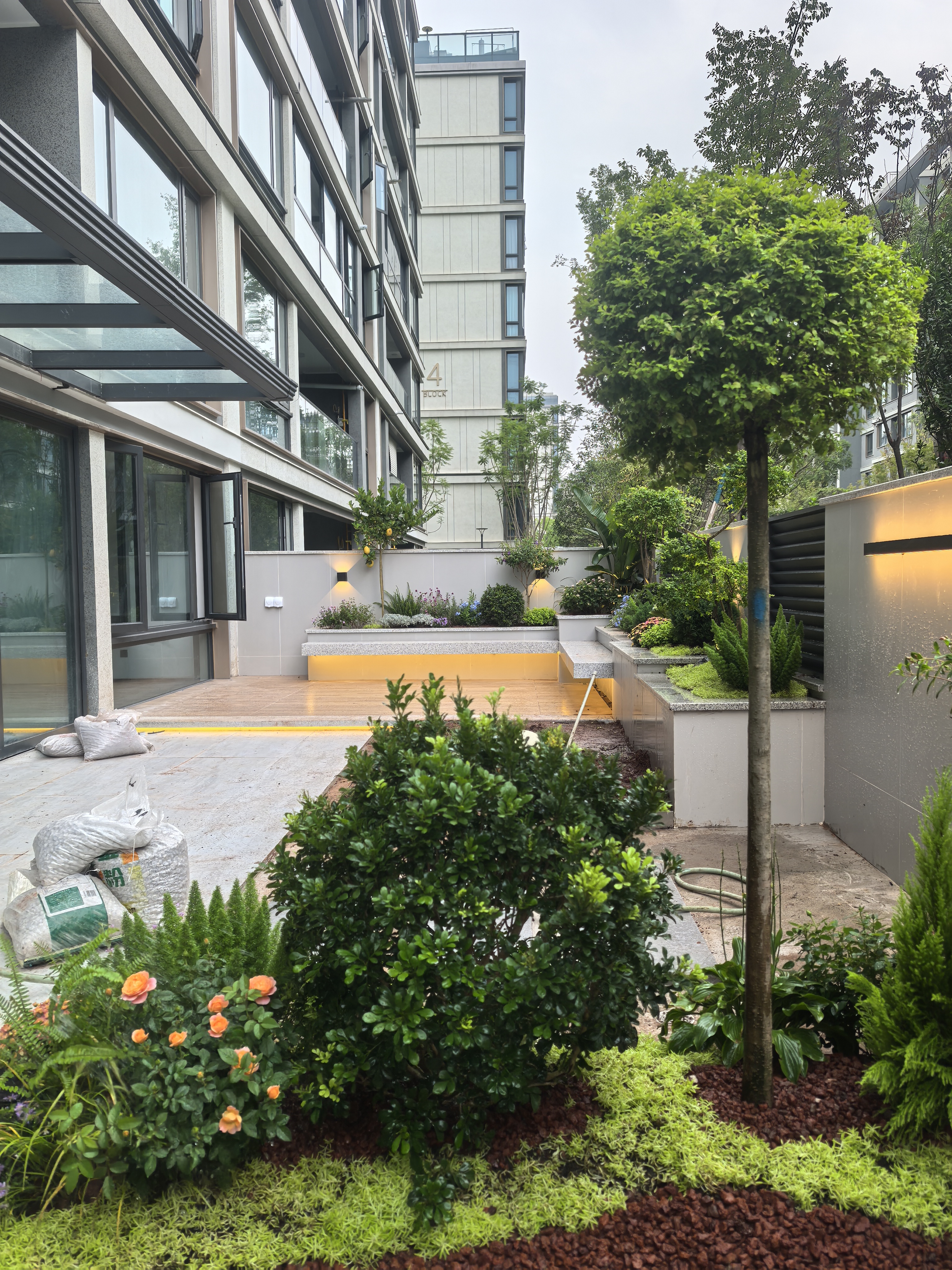 65㎡极简风庭院花园落地效果-10