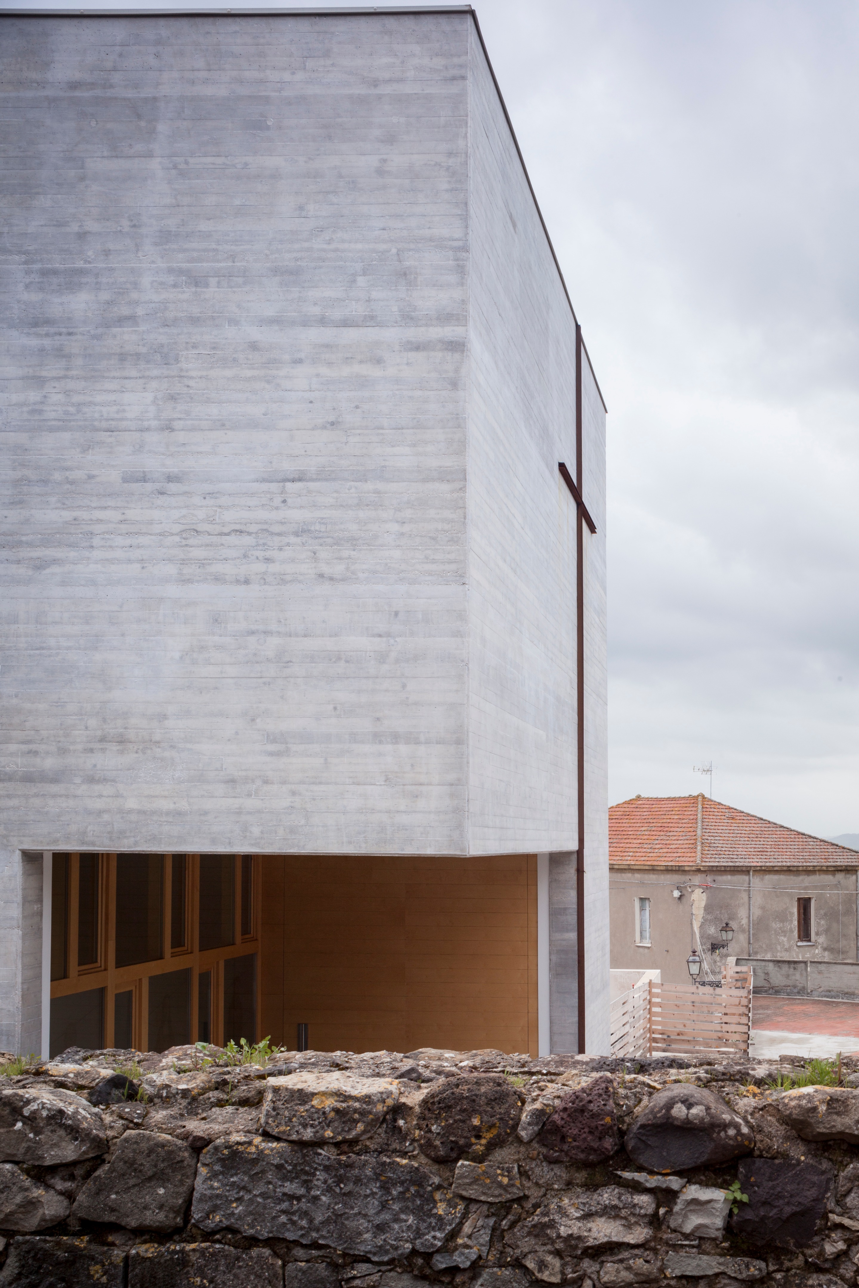 意式乡村教堂设计,融入地貌塑造神圣空间-19