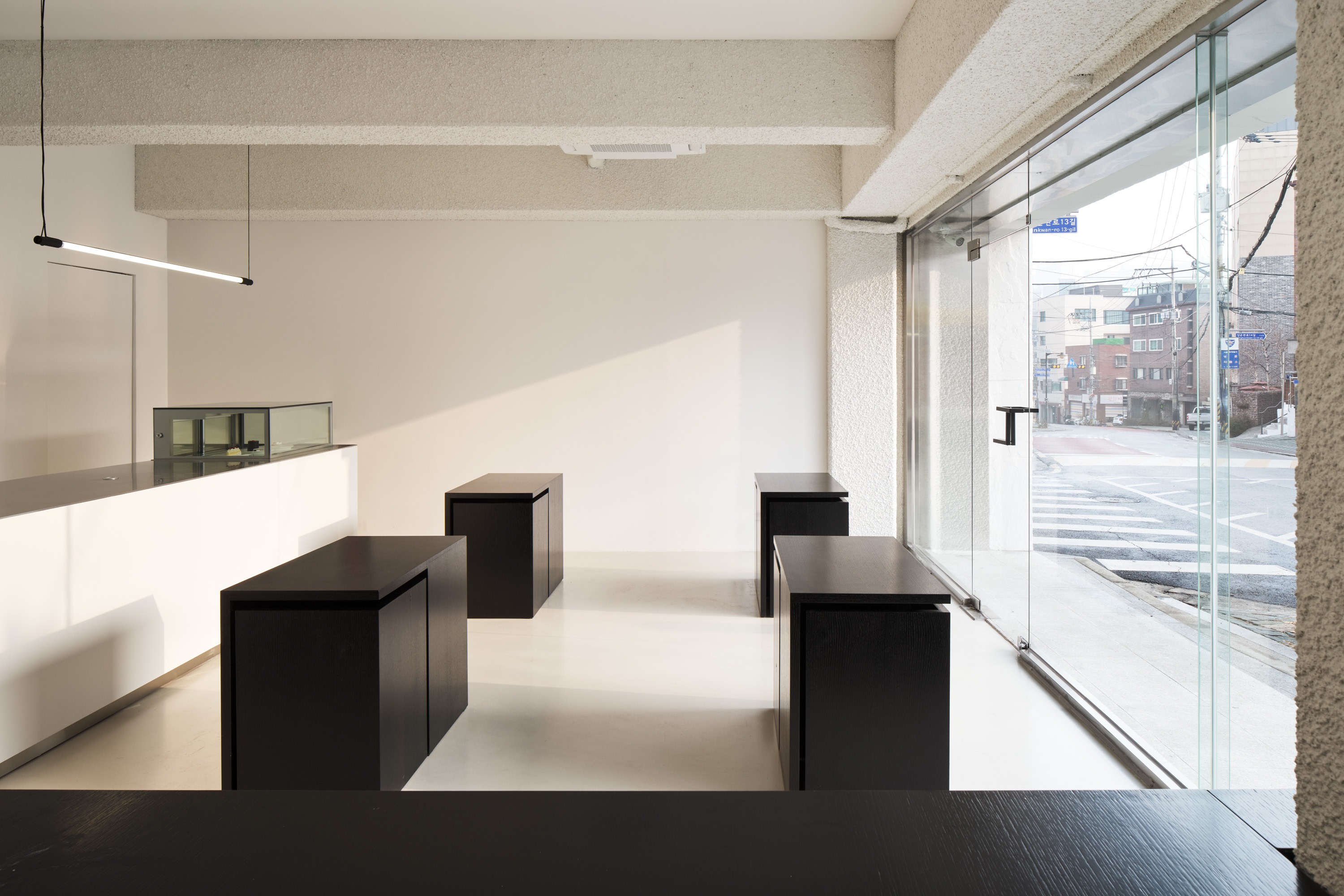 20 平米黑白极简咖啡馆设计，玩转空间魔法-4