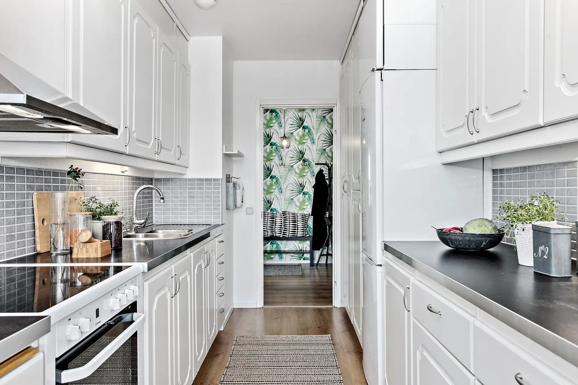 瑞典公寓个性设计 | 壁纸与油漆的巧妙运用-11