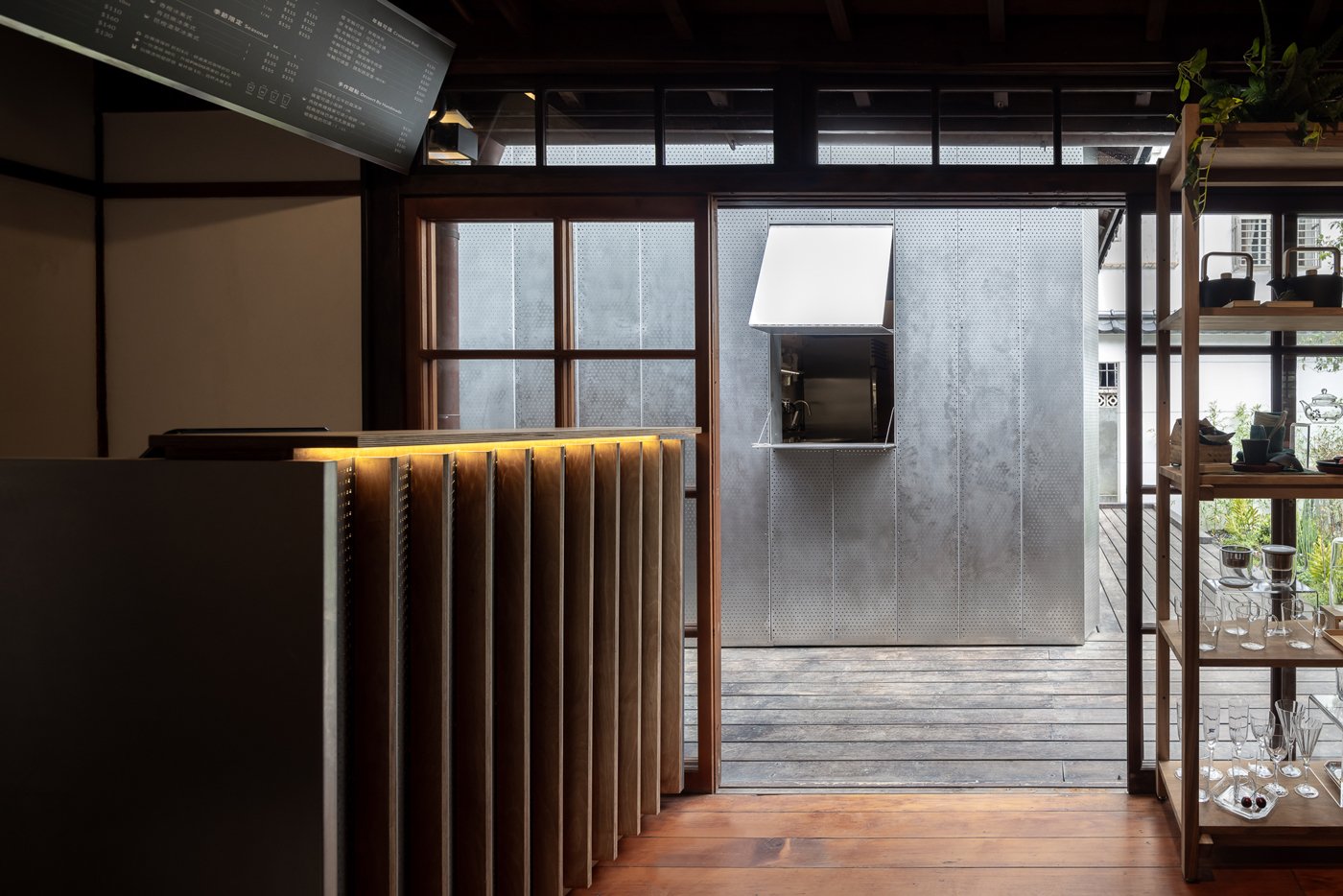 以金屬沖孔板演繹「融合與再現」的建築宣言：「COFFEE LAW 山物所」在日式庭園，映照百年町屋的歲月光澤和詩意 — Hey!Cheese-10