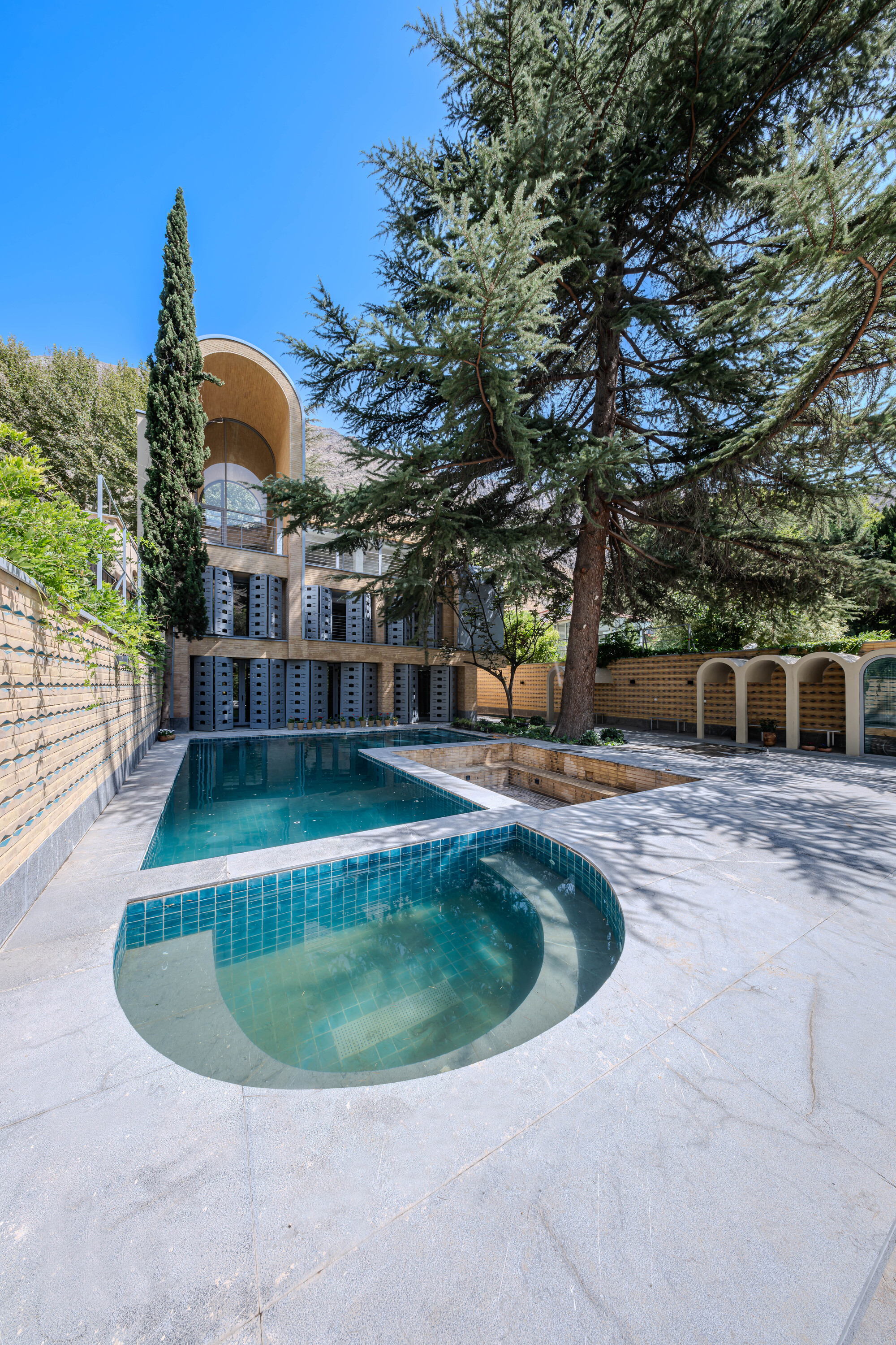 A House Looking to A Cedrus Tree / Cedrus Studio-40