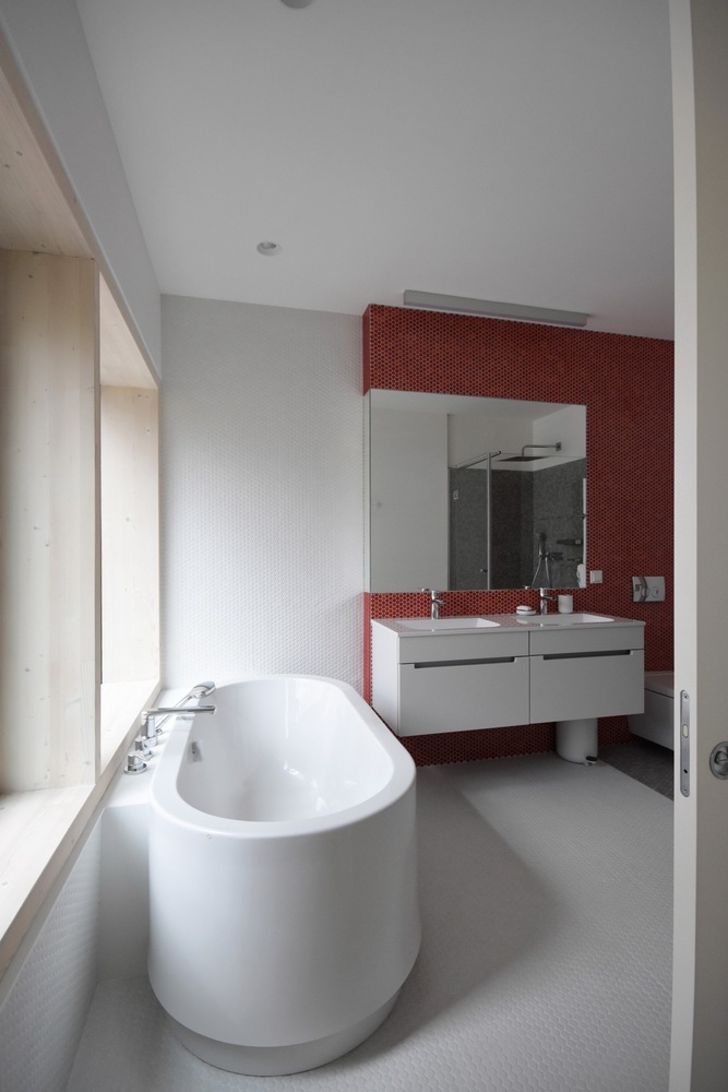 罗马尼亚四口之家垂直住宅，自然材料与光影共舞-54