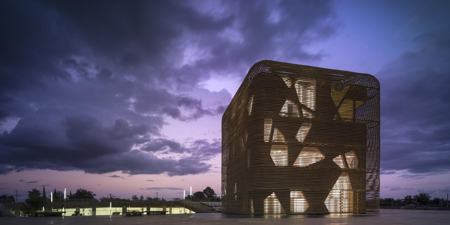 西班牙乡村大地上的悬浮会议中心-15