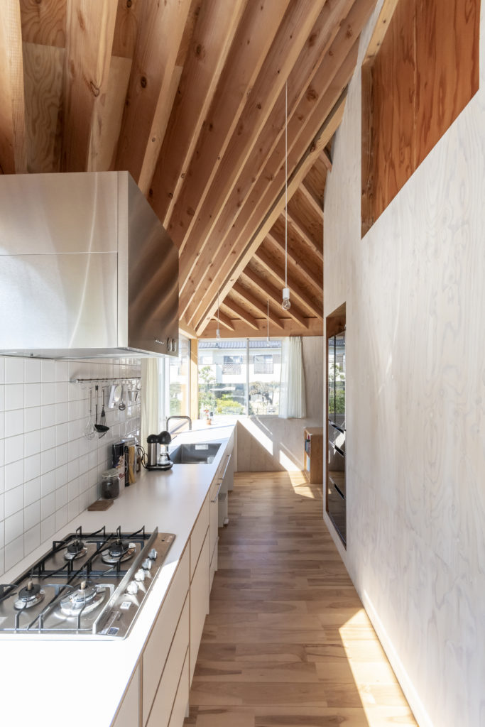 子どもが自由に走り回れる家空が見える階段室をコアにした回遊式空間で暮らす | Architecture | 100%LiFE-5