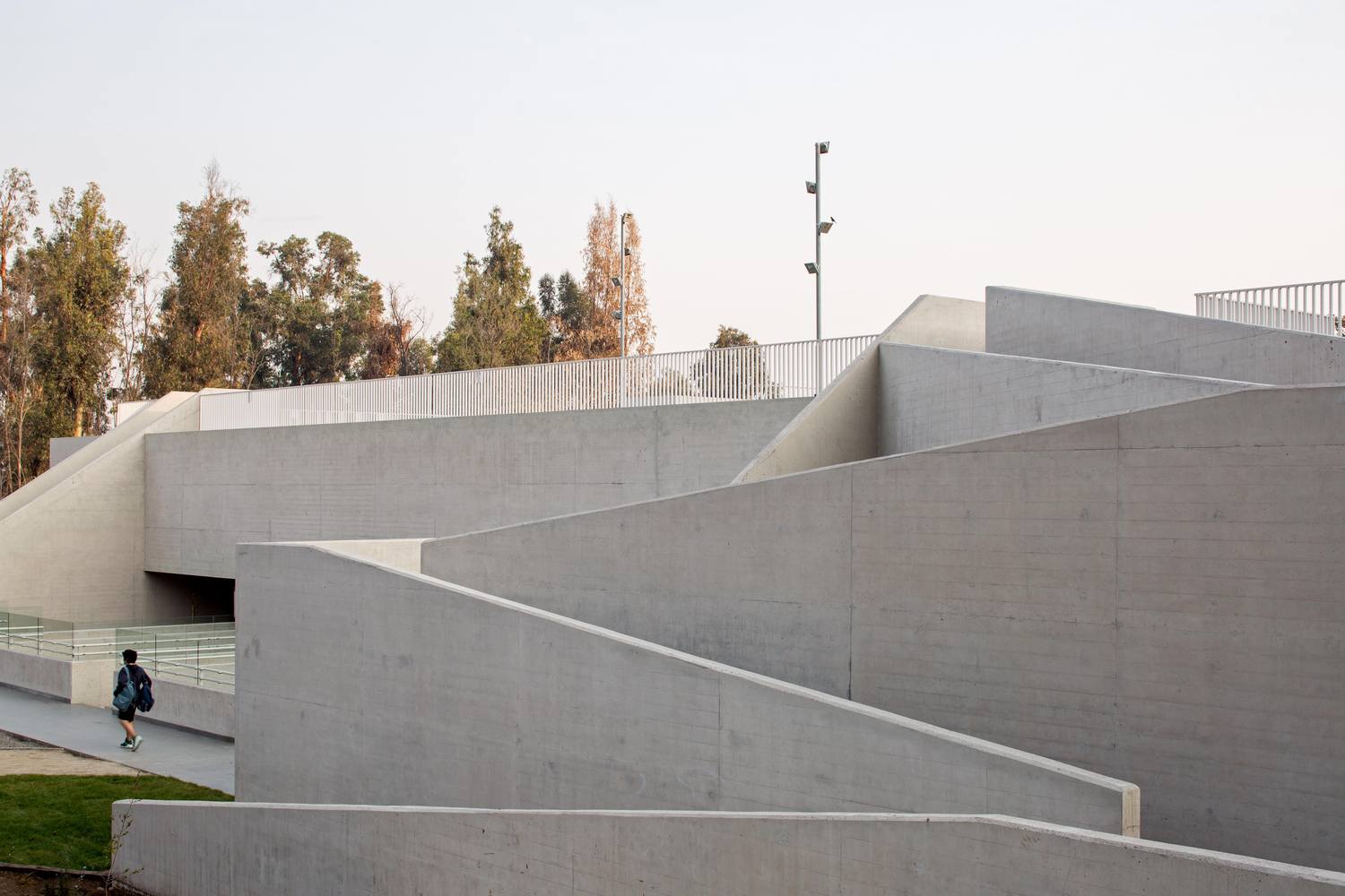 智利森林中的圣乔治学院体育馆-35