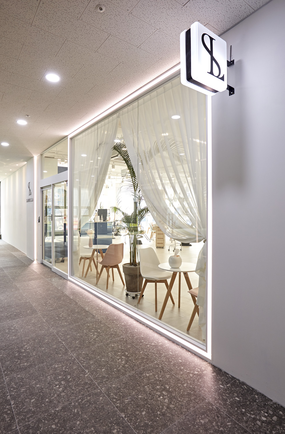 现代简约 46 平米美容室设计-25