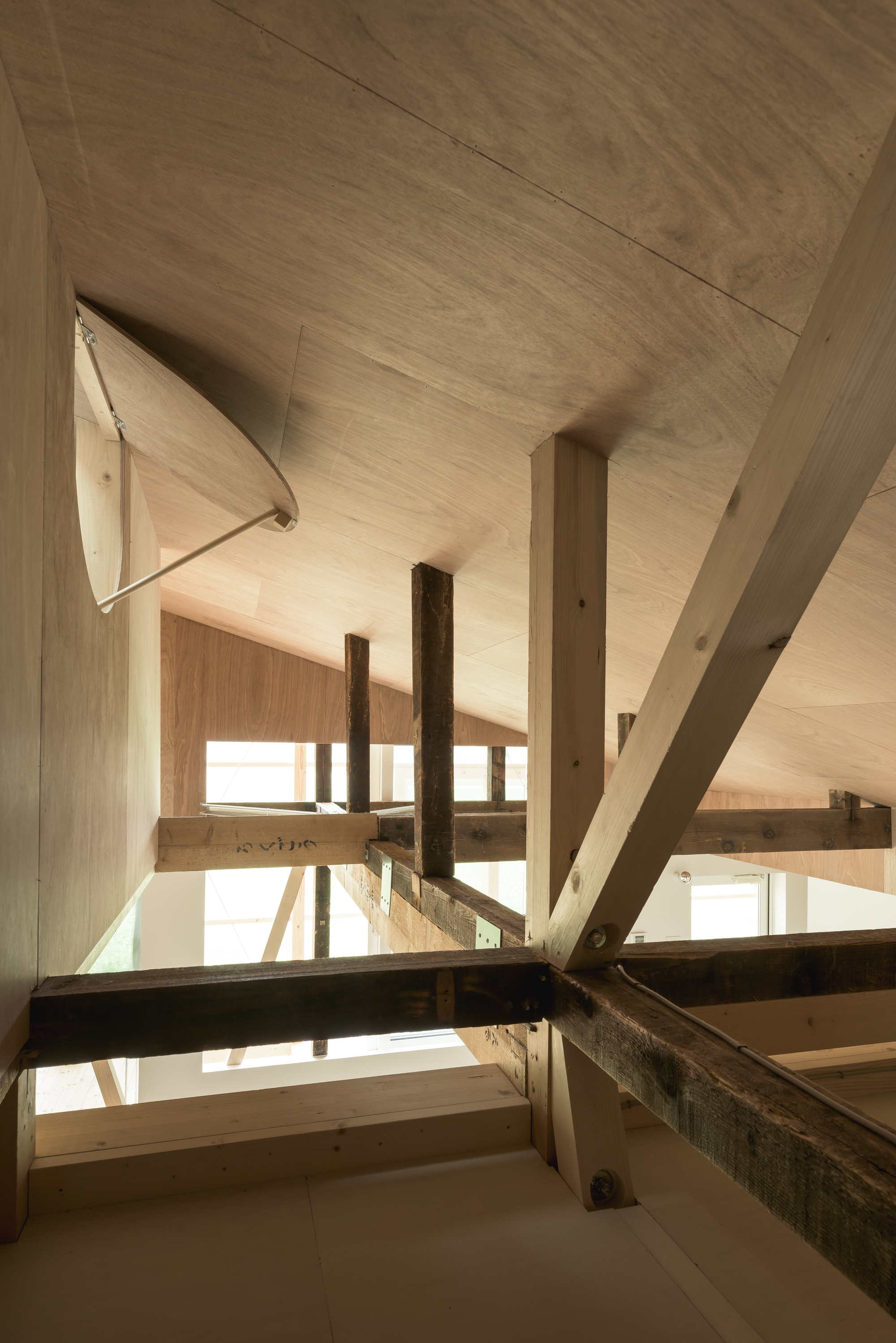 The Deformed Roof House of Furano / Yoshichika Takagi + associates-27