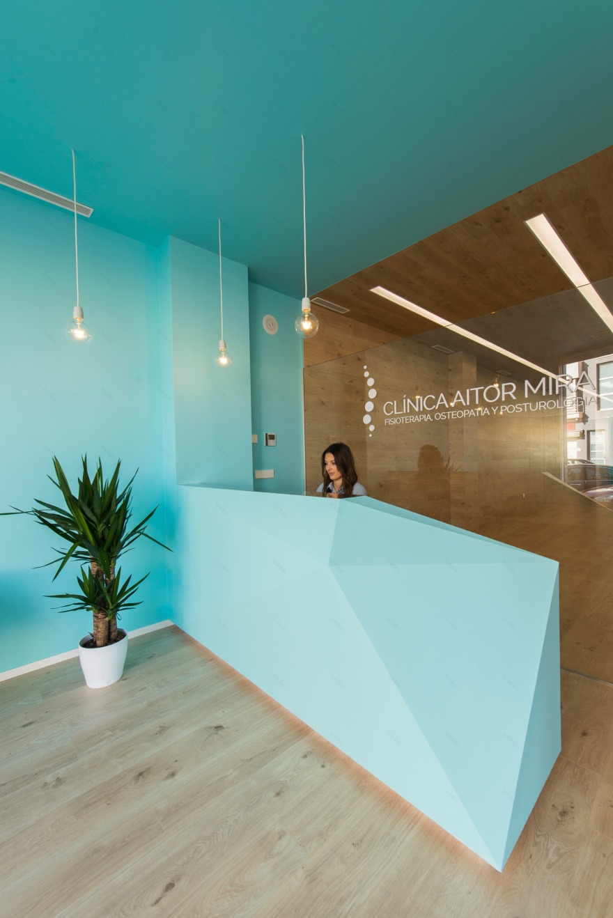 西班牙 Aitor Mira 诊所 | 自然光与木质调的舒适疗法空间-7