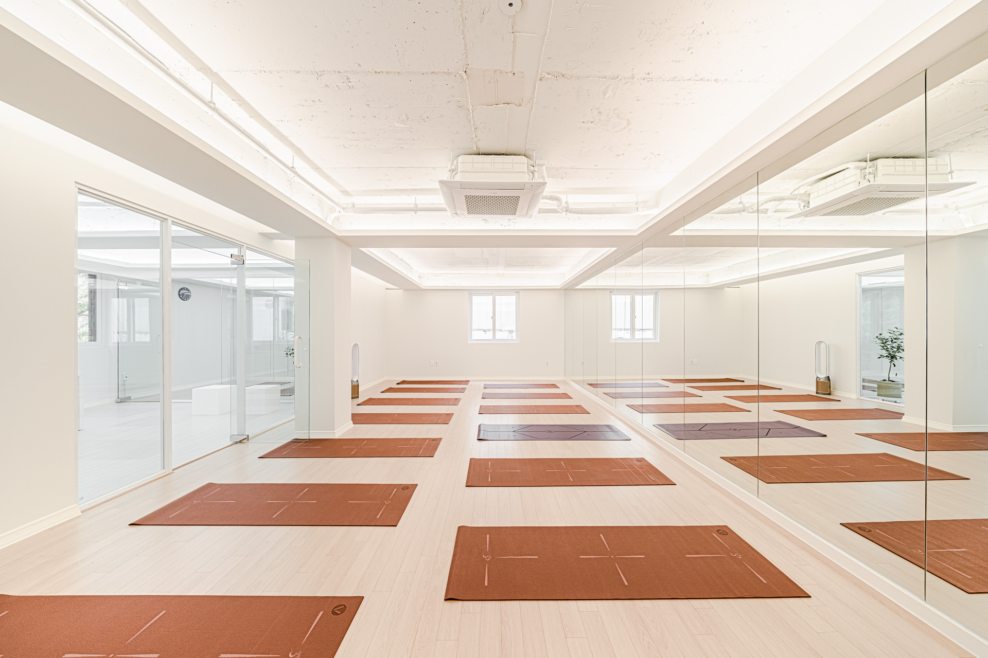 白色极简瑜伽馆 | 现代设计的完美体现-11