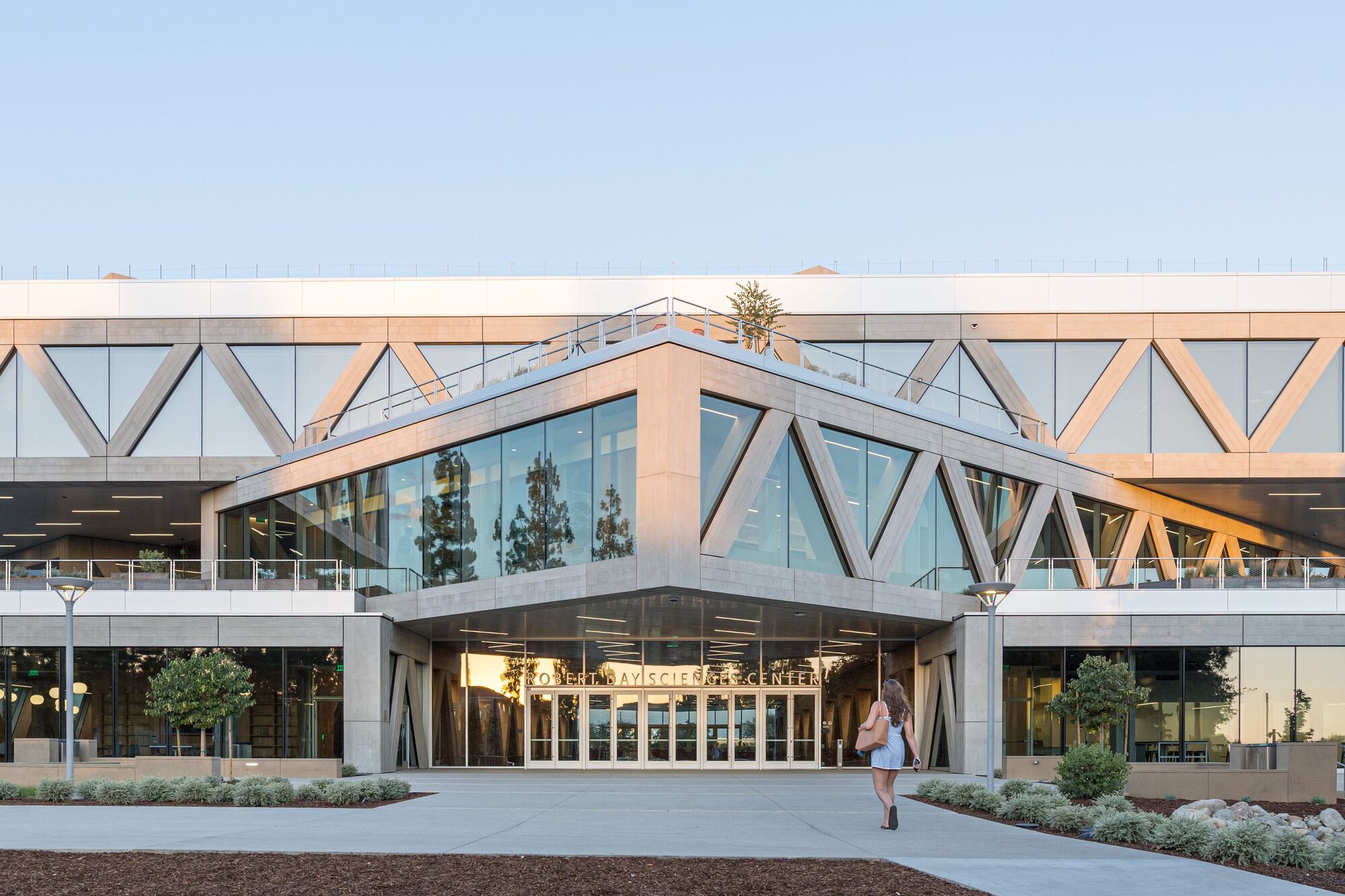 Claremont McKenna College Robert Day Sciences Center / BIG-17