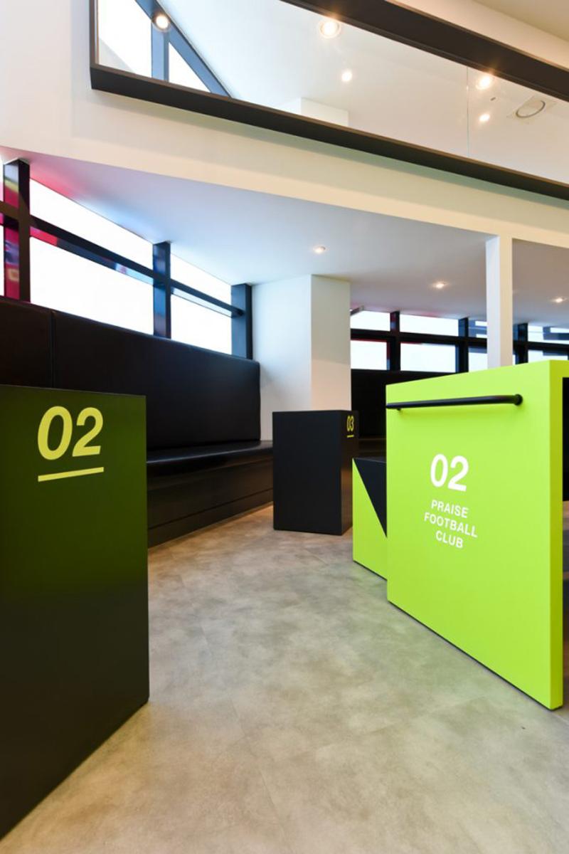 简约设计打造 171 平米室内足球场空间-12