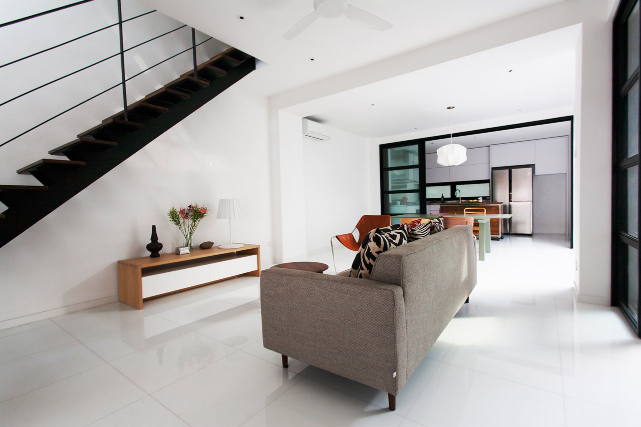 新加坡破旧框架屋变身为现代绿意住宅-11