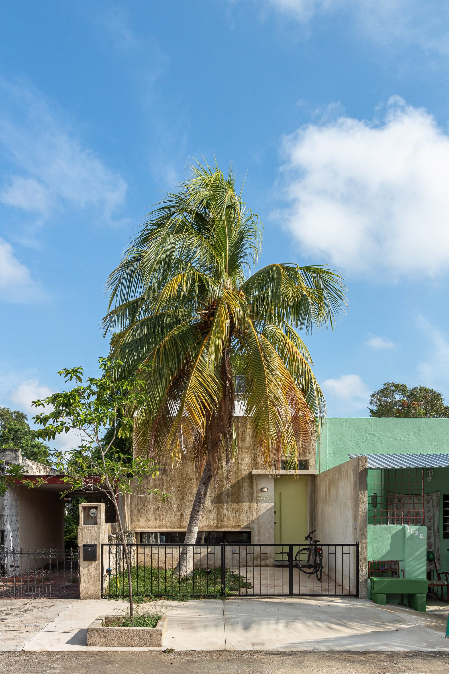 墨西哥艺术家工作室 | 锯齿屋顶与彩色空间的完美结合-8