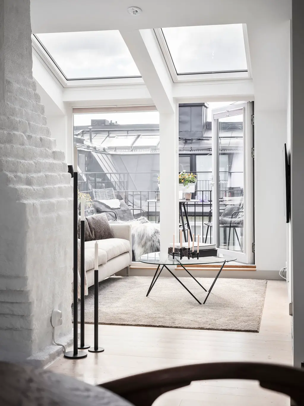 瑞典顶楼 34m2 明亮一居室,空间利用与设计美感完美结合-2