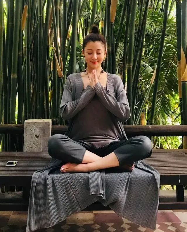 45岁殷桃的北京豪宅火出圈，院子里种满果树、鲜花，简直世外桃源。-4