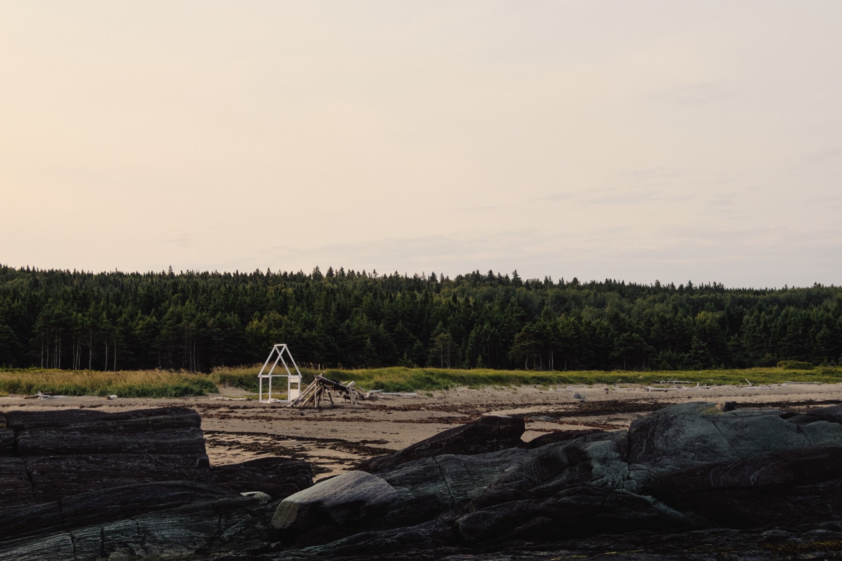 与绿岛居民共创的“烟熏屋”临时装置丨加拿大丨Atelier Pierre Thibault-11