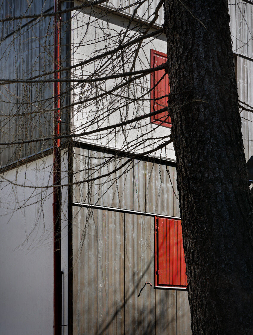 意大利"红窗"公寓，独特木构造室内空间-15