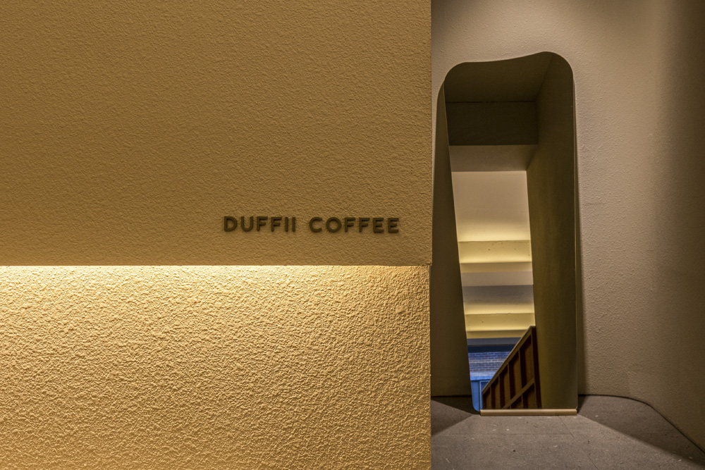 温暧的 18 坪咖啡厅设计 | 白色与木质的温馨空间-15