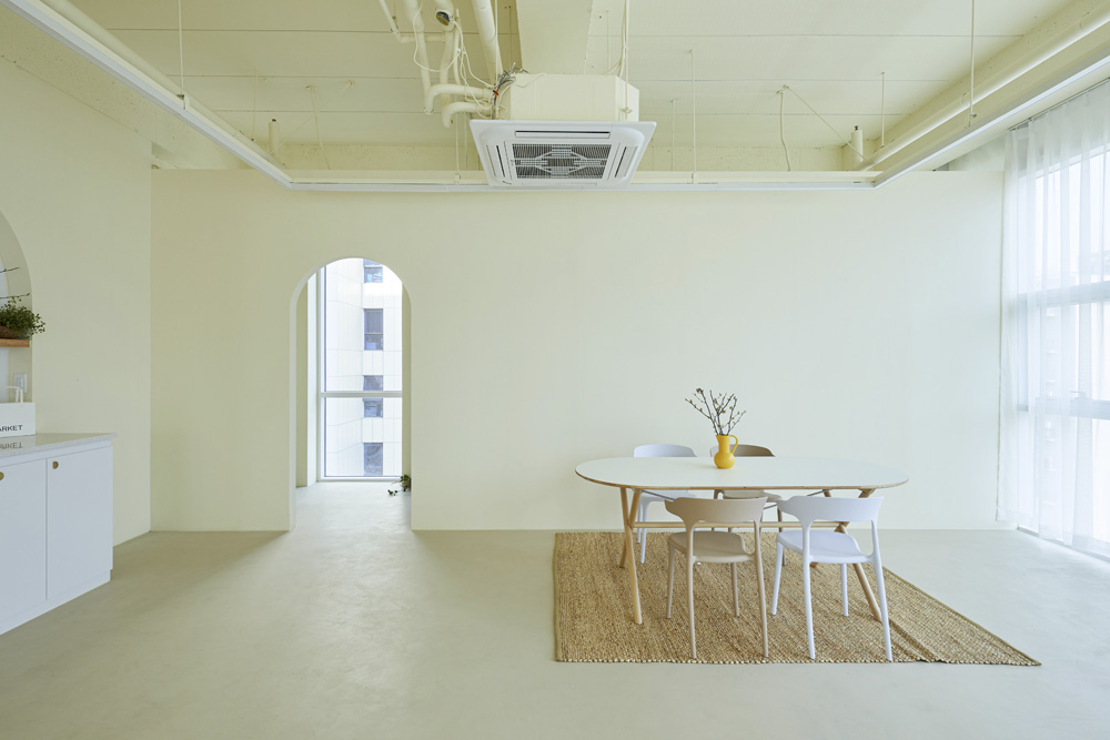 30 平米极简工作室，白色调的优雅魅力-11