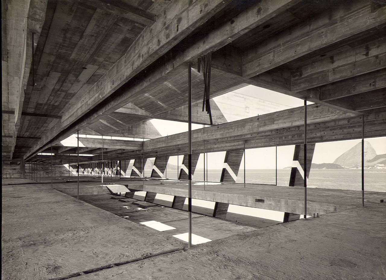 巴西里約熱內盧現代藝術博物館：建築大師 Affonso Eduardo Reidy 採V形柱列、懸吊樓板，打造現代主義建築經典 | FAM-71