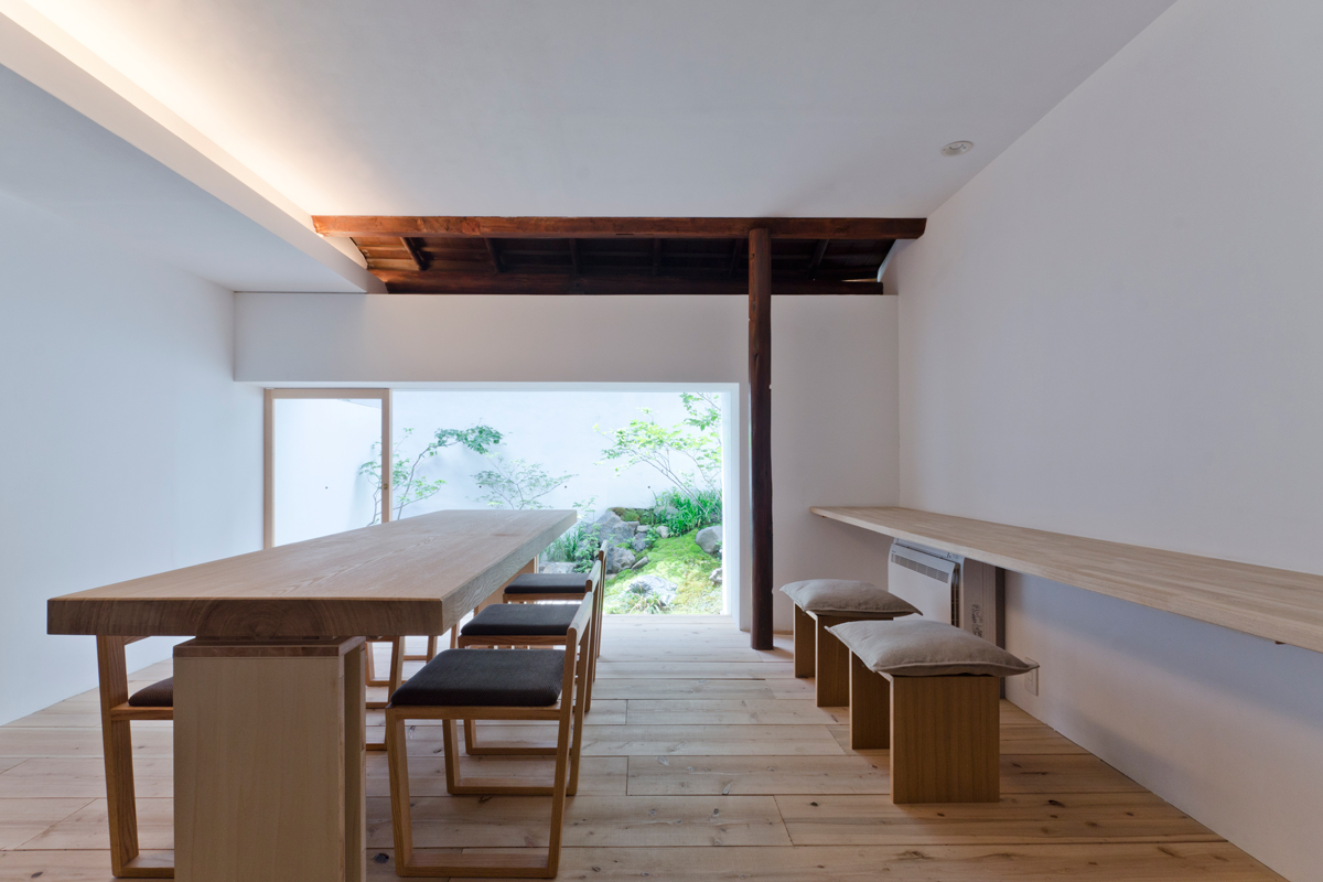 京都 AWOMB 空间 | 简约设计与旧建筑的完美融合-1