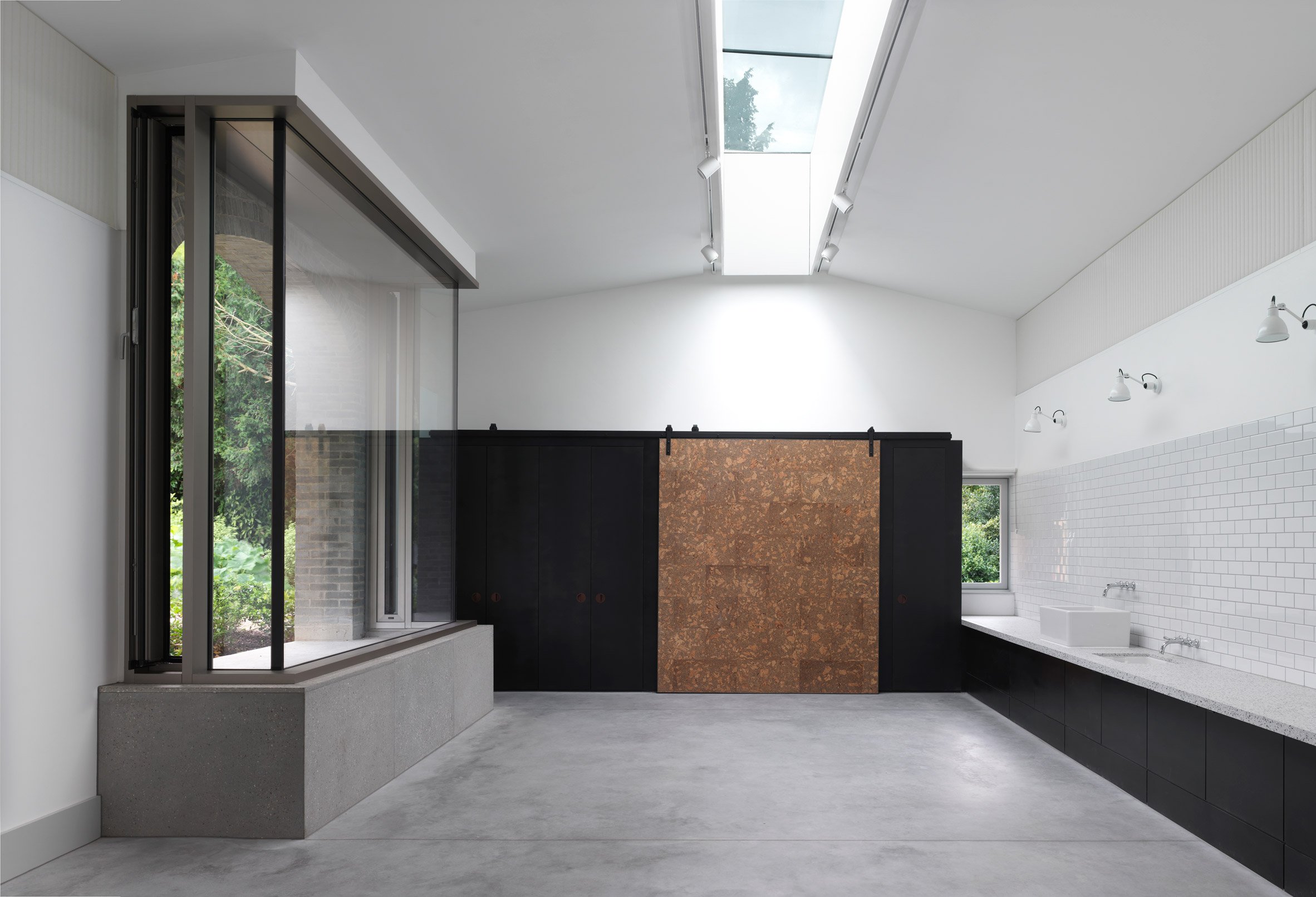 灰色砖与黑锌的巧妙融合,打造独特学习空间-12