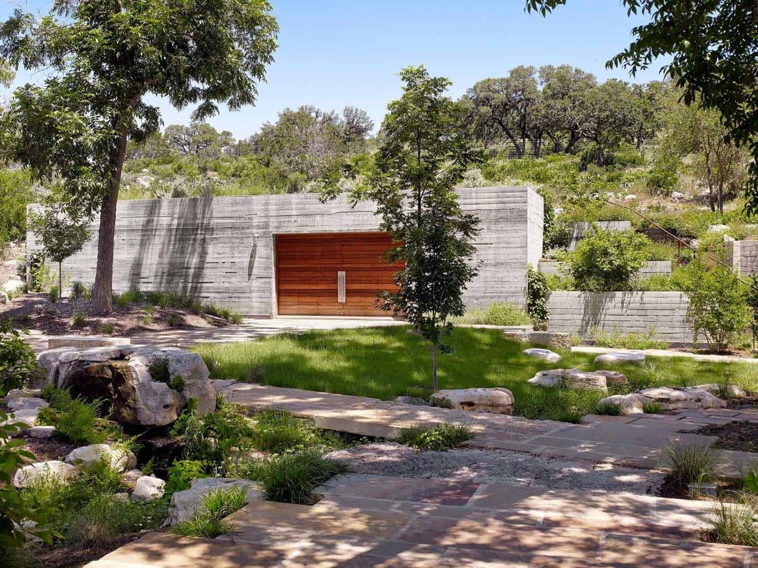 Texas Hill Country ranch home offers a water's edge retreat - One Kindesign-11