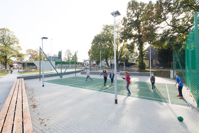 瓦韦尔尼察的乡村广场-4