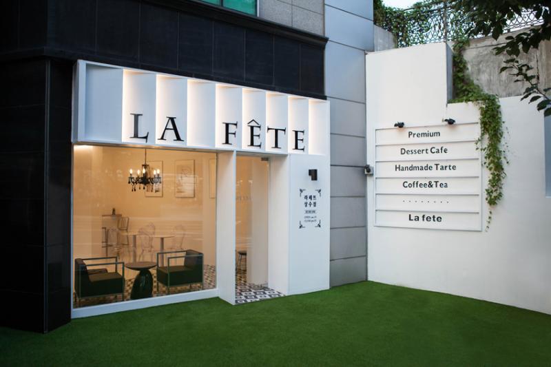 首尔洪大 20 平现代甜品咖啡厅，白色简约风室内设计-2