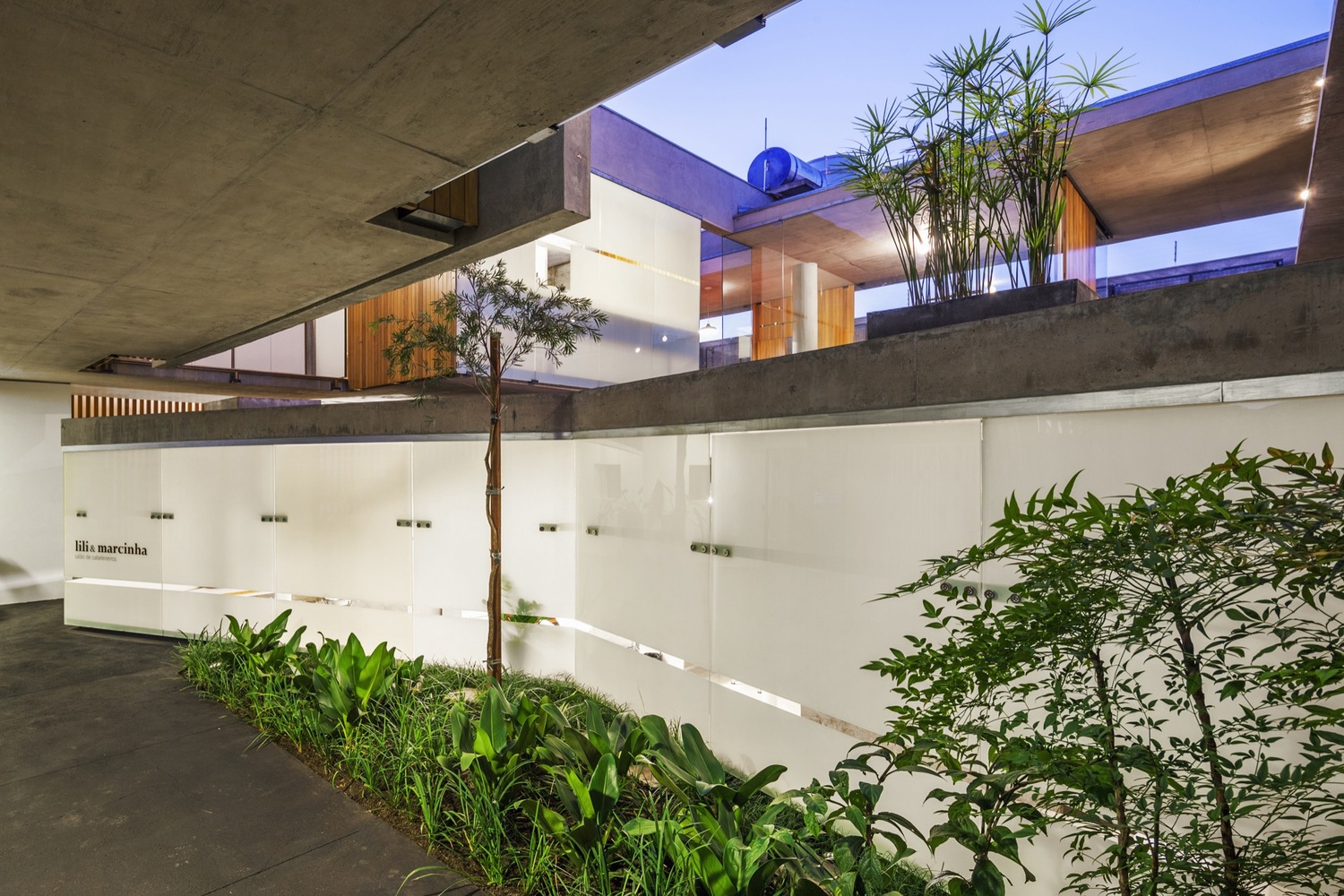 巴西奥兰蒂亚住宅 · 共生设计展现居住与工作空间-28