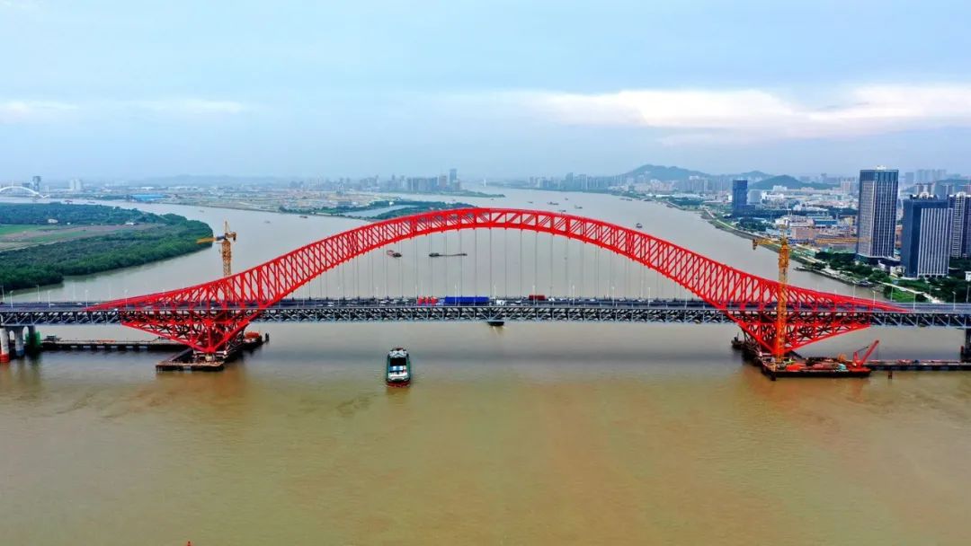 世界最大跨度三主桁钢桁拱桥通车-15