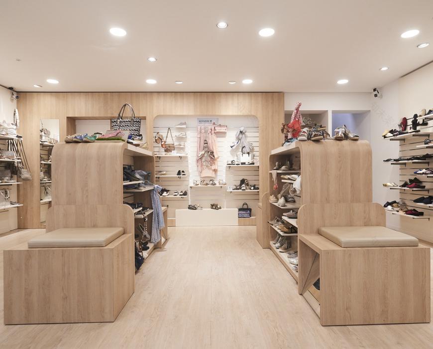 南特木质与白色鞋店布局丨法国南特丨JBCC-19