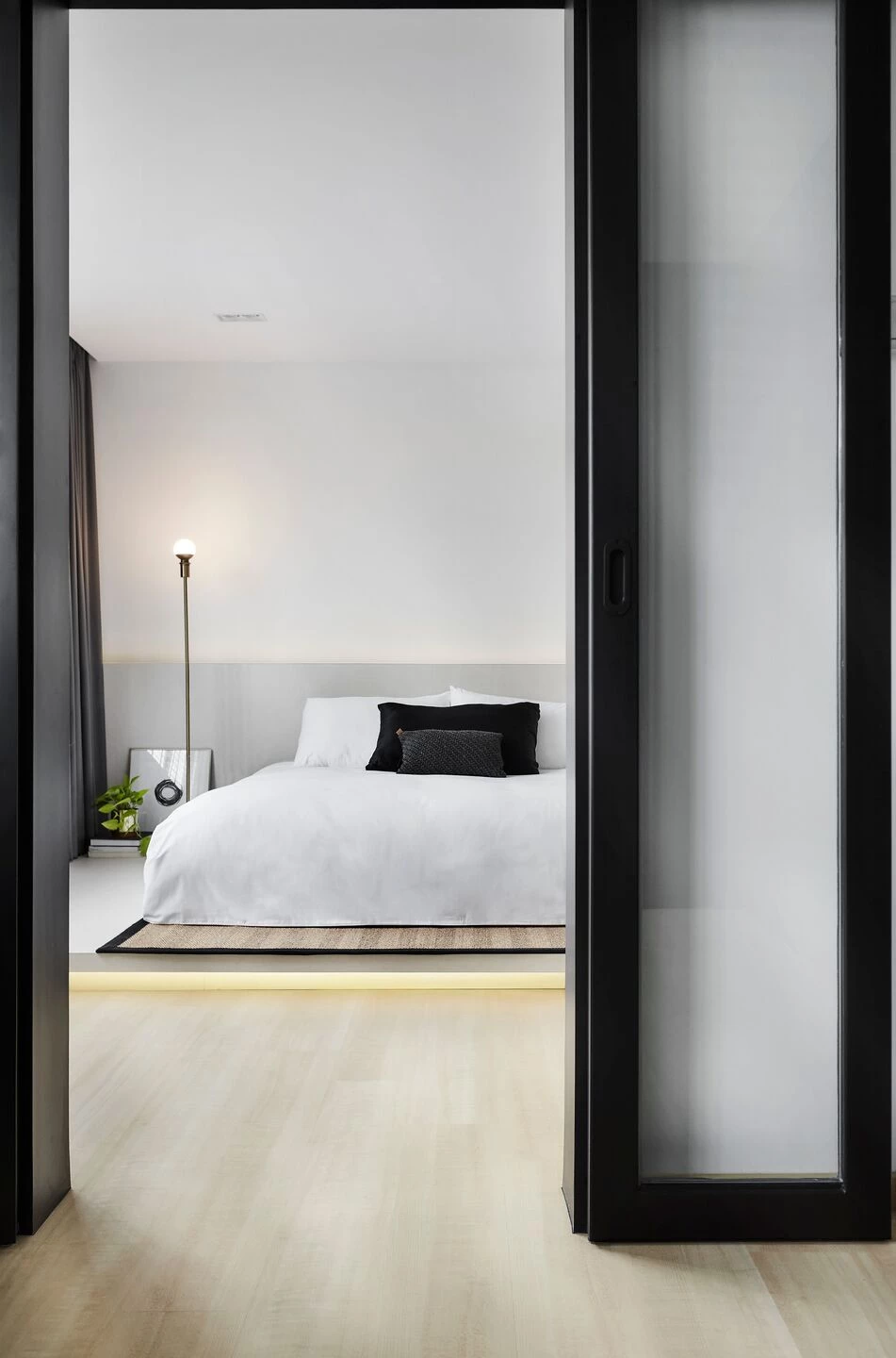 新加坡 400 平米极简公寓设计 | 黑色主题与现代元素的完美融合-24