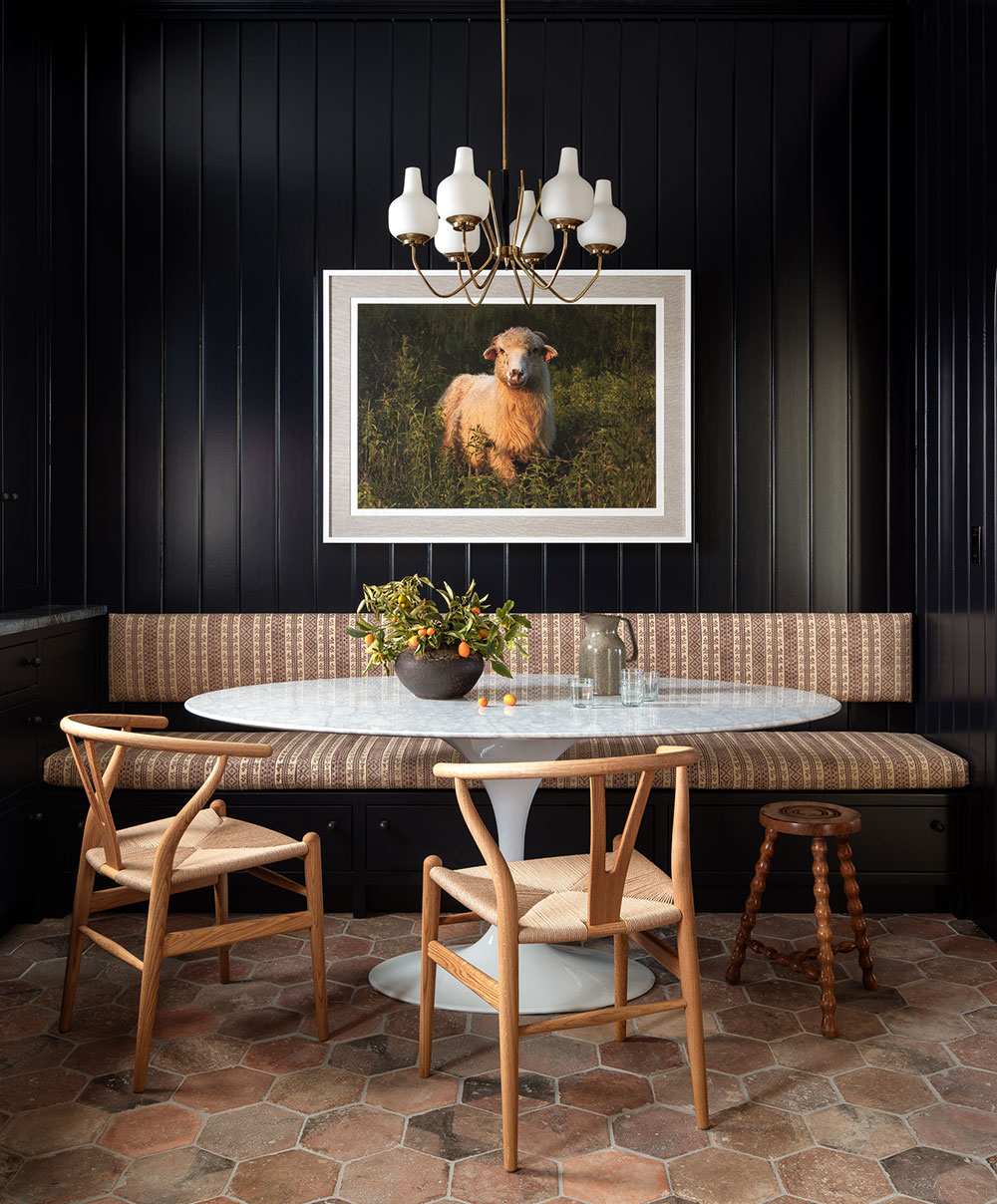 西雅图福克斯岛传统住宅 | 花卉图案与深色对比的完美结合-3