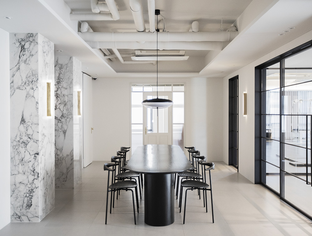 高级白色调 | 60 平米公寓的极简设计魅力-4