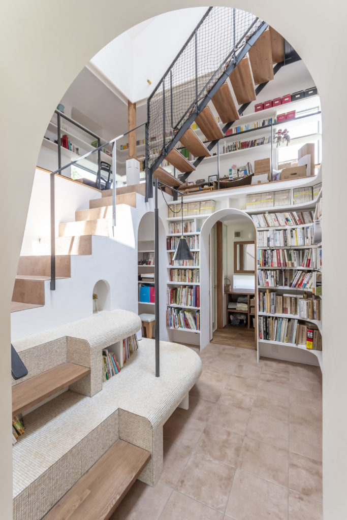 広い敷地につくった2世帯住宅 階段室を中心にいろんな居場所のある家 | Architecture | 100%LiFE-10