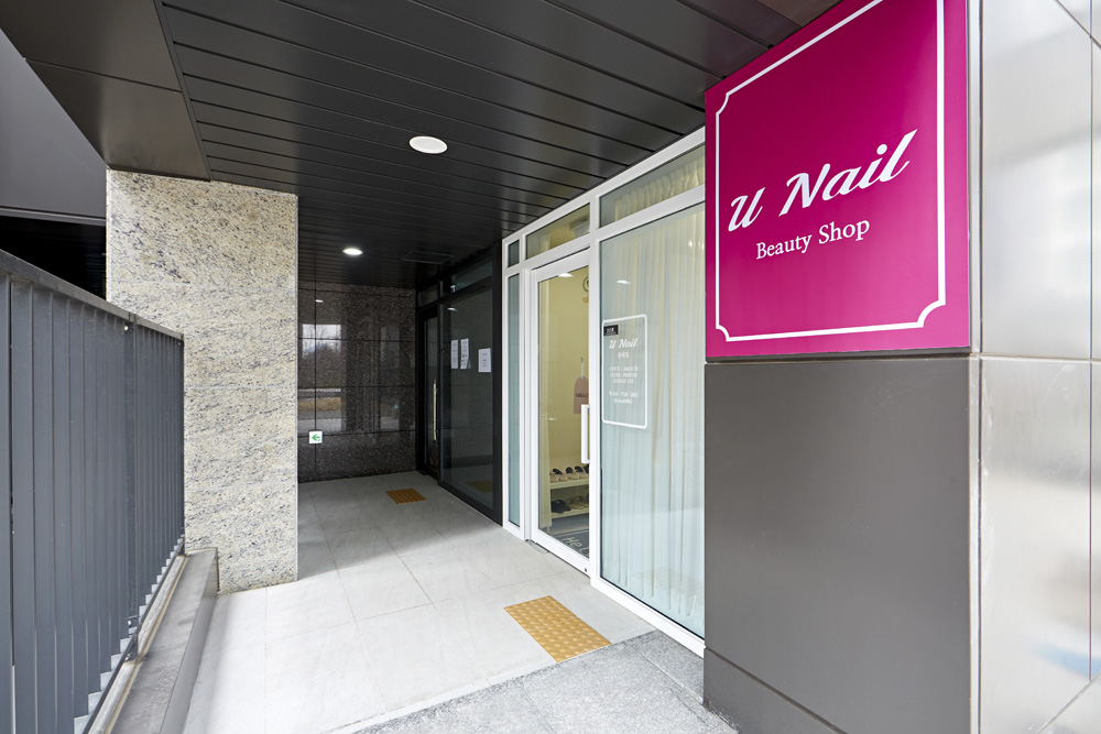 白色简约小型指甲沙龙设计-14