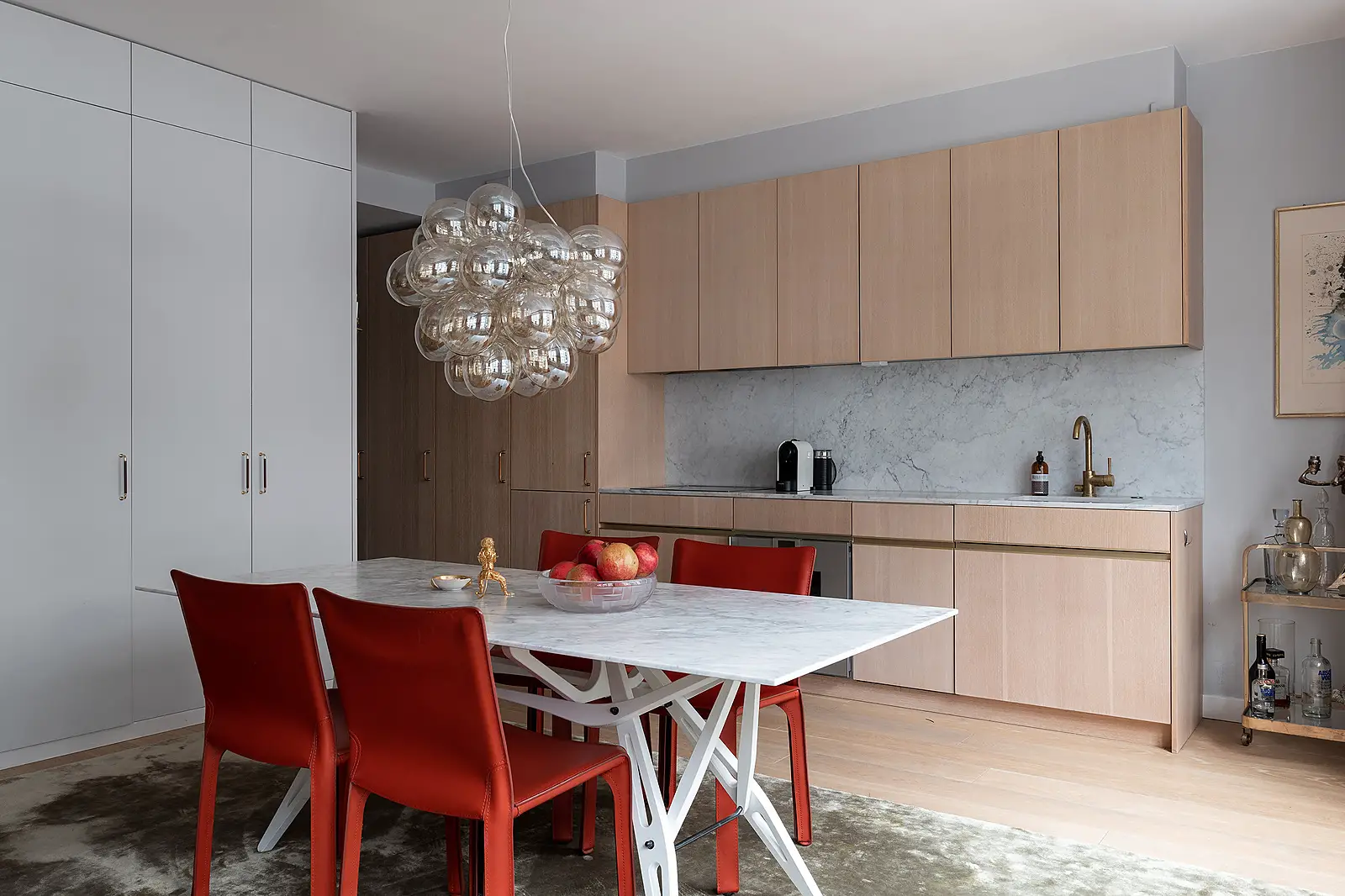 瑞典 53m2 公寓的温暖玻璃墙卧室设计-4