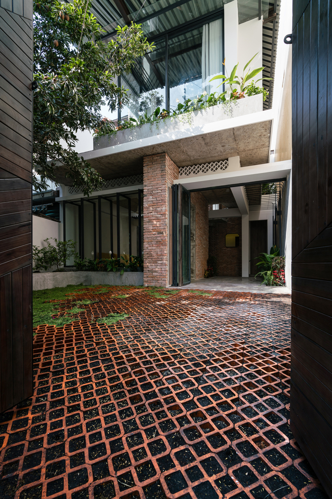 越南热带小院中的“遮阳伞”建筑-59